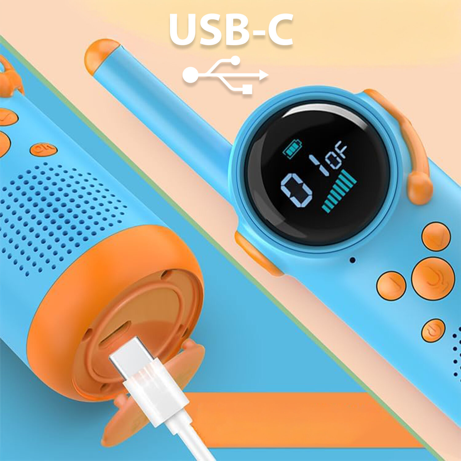 Na obrazie widoczne są dwa niebiesko-pomarańczowe walkie talkie z wyświetlaczem i przyciskami, jedno z nich jest podłączone do kabla USB-C. Na górze obrazu znajduje się napis \'USB-C\'.