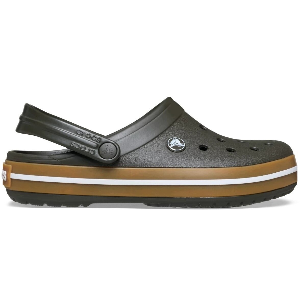 Na obrazie widoczne są męskie buty typu chodaki w kolorze ciemnym z brązową i białą podeszwą. Na pasku znajduje się logo \'crocs\'.