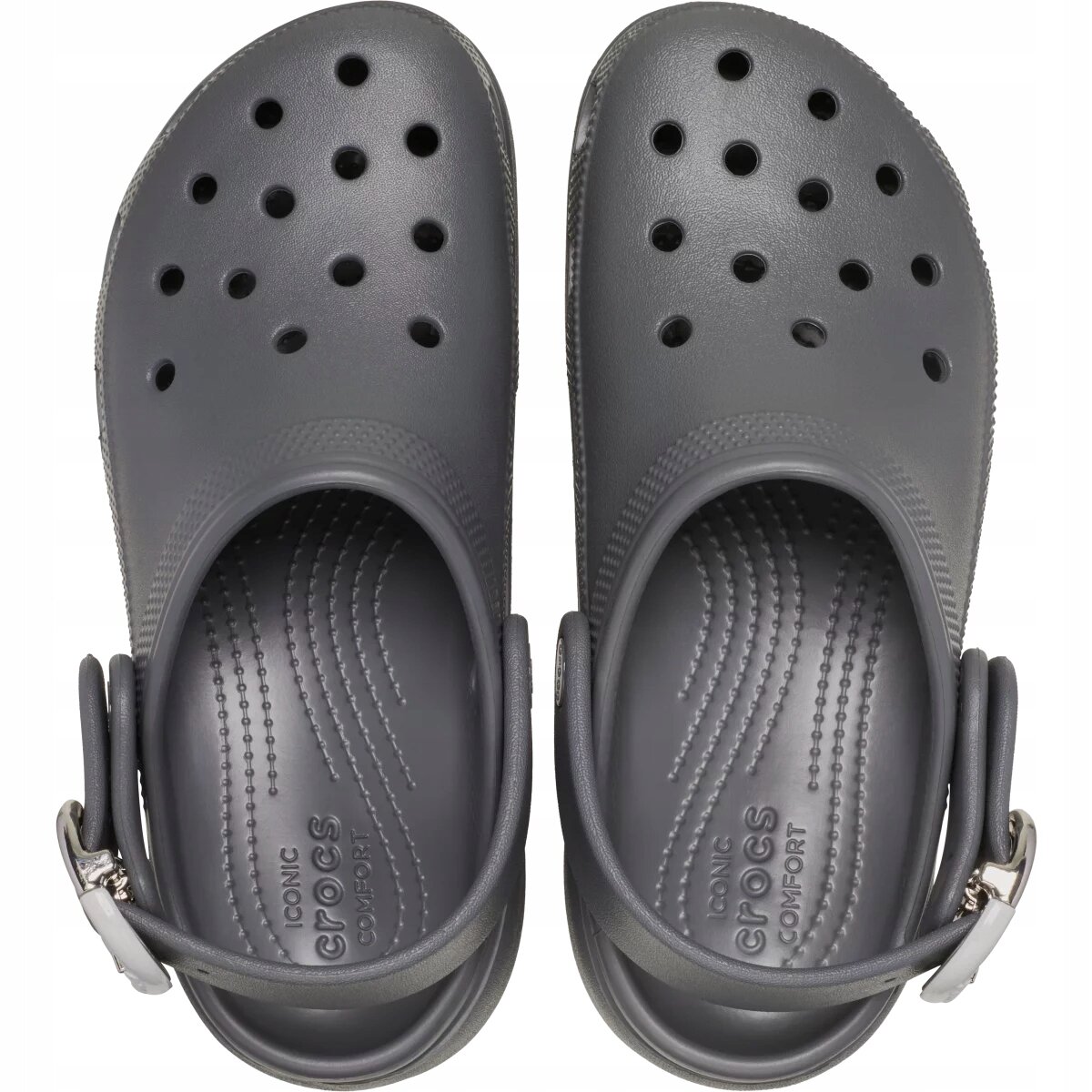 Para szarych butów z otworami wentylacyjnymi i paskiem na piętę. Na wkładce widoczny jest napis \'ICONIC CROCS COMFORT\'.