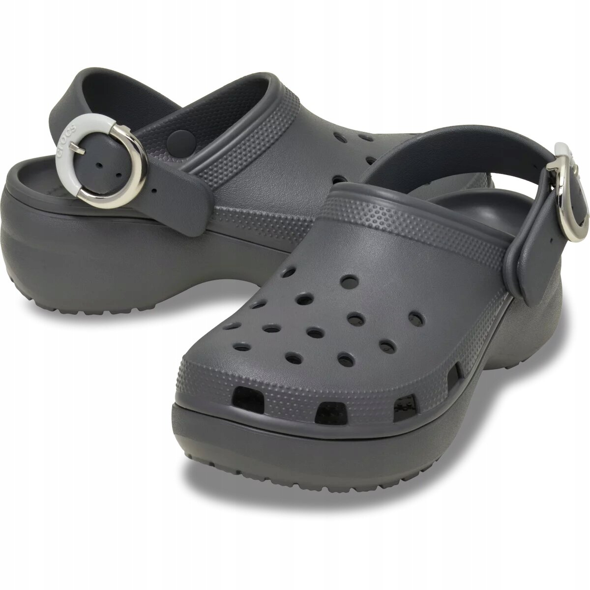 Szare buty typu klapki z platformą, z otworami na górze i paskiem z metalową klamrą. Na pasku widoczne jest logo \'Crocs\'.