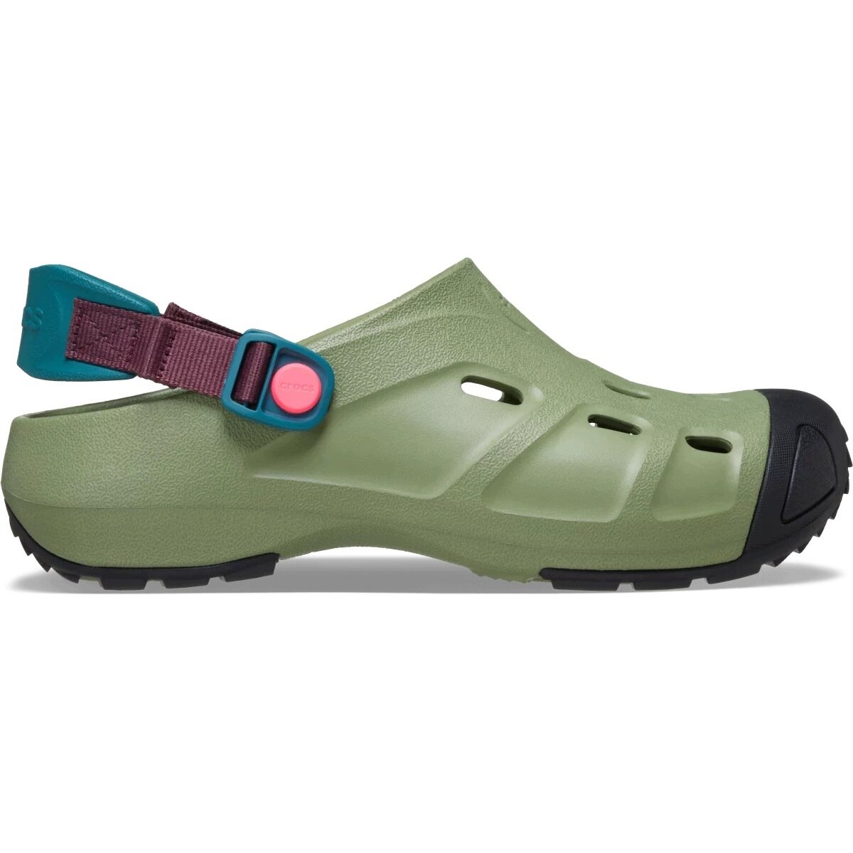Zielony but typu chodak z otworami wentylacyjnymi i regulowanym paskiem w kolorze bordowym. Na pasku widoczne jest logo \'Crocs\'.