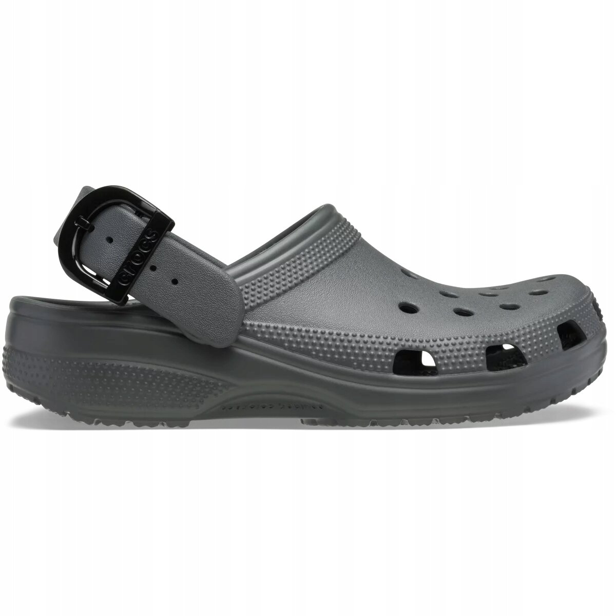 Szare chodaki z otworami wentylacyjnymi i regulowanym paskiem z klamrą. Na pasku widoczne jest logo \'Crocs\'.