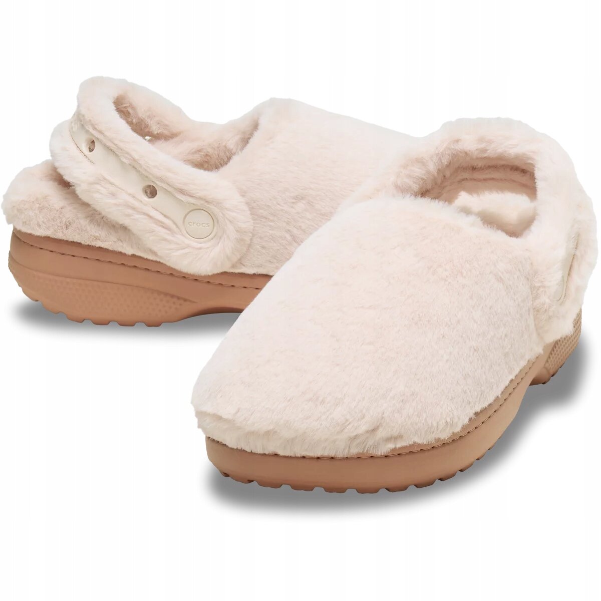 Para ciepłych kapci domowych w jasnym kolorze z futrzanym wykończeniem i brązową podeszwą. Na pasku widoczne jest logo \'Crocs\'.