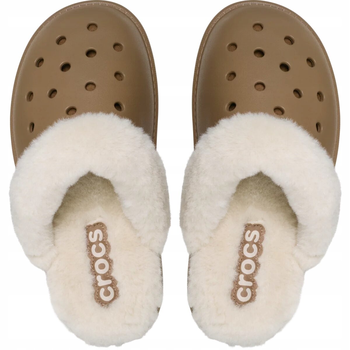 Para brązowych kapci z otworami na wierzchu i białym, puszystym wnętrzem. Na wkładce widoczny jest napis \'crocs\'.