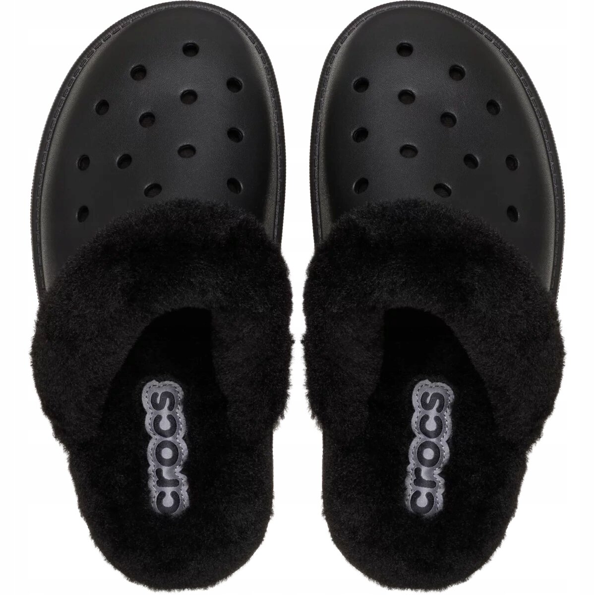 Czarne kapcie z otworami na wierzchu i miękkim, futrzanym wnętrzem. Na wkładce widoczny jest napis \'CROCS\'.