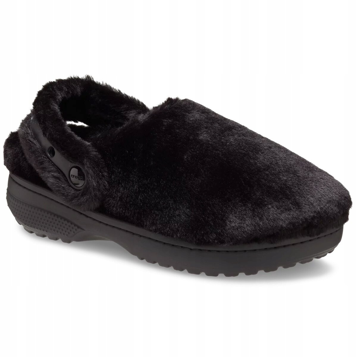 Czarny, futrzany kapeć z widocznym logo \'crocs\' na pasku z boku. Podeszwa jest gruba i teksturowana.