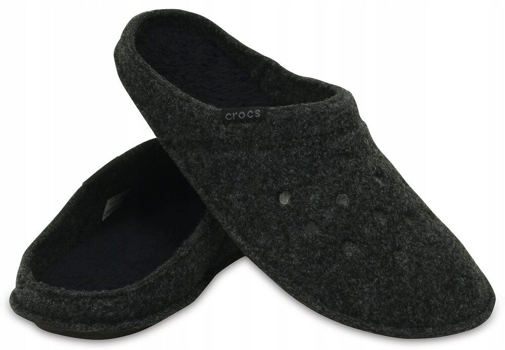Na obrazie widoczne są ciemnoszare kapcie z miękkim wnętrzem, z widocznym logo \'crocs\'.
