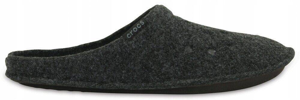 Na obrazie widoczny jest ciemnoszary kapcie z materiału przypominającego filc, z czarną podeszwą. Na boku kapcia znajduje się napis \'crocs\'.