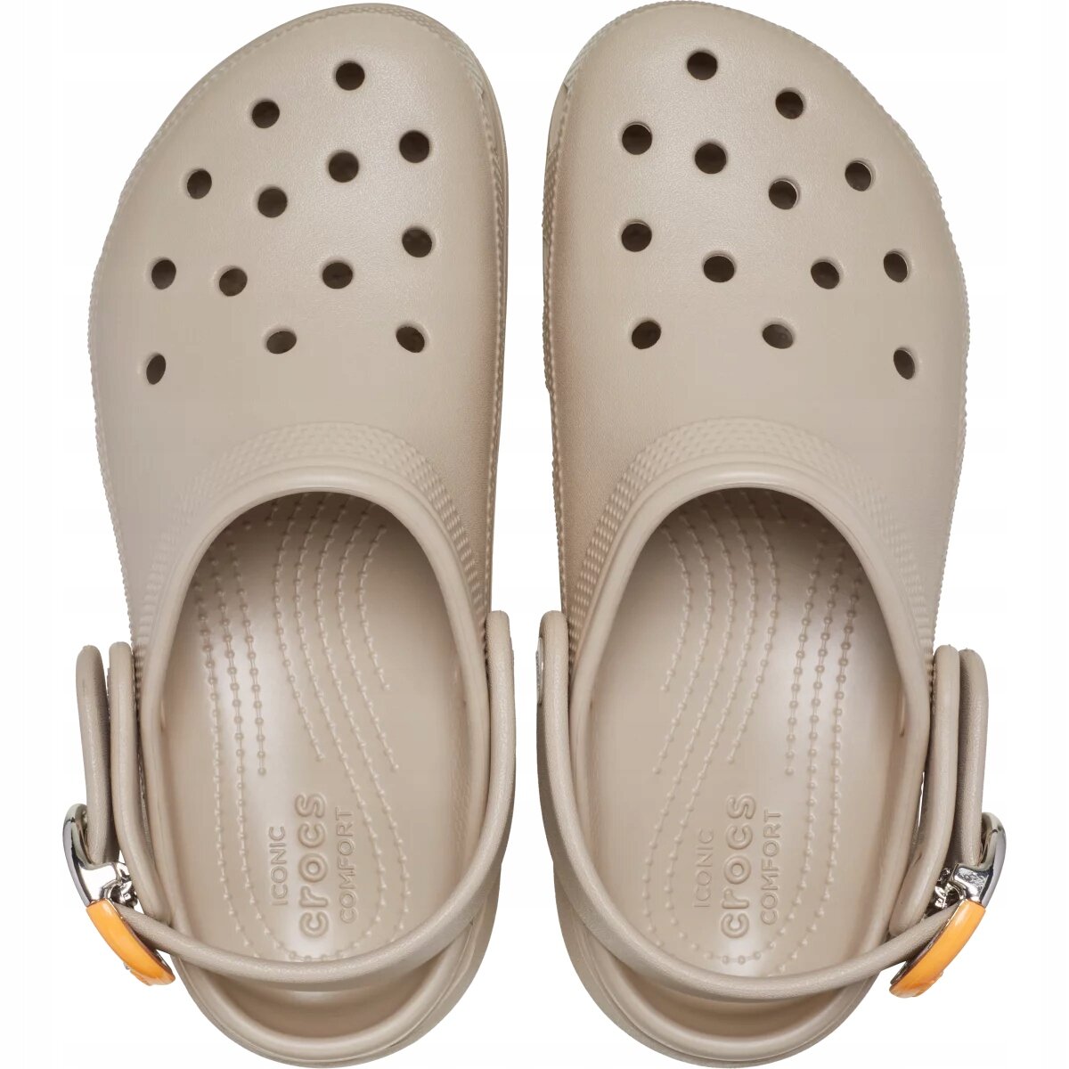Para beżowych butów z otworami wentylacyjnymi i paskiem z tyłu. Na wkładce widoczny jest napis \'ICONIC crocs COMFORT\'.