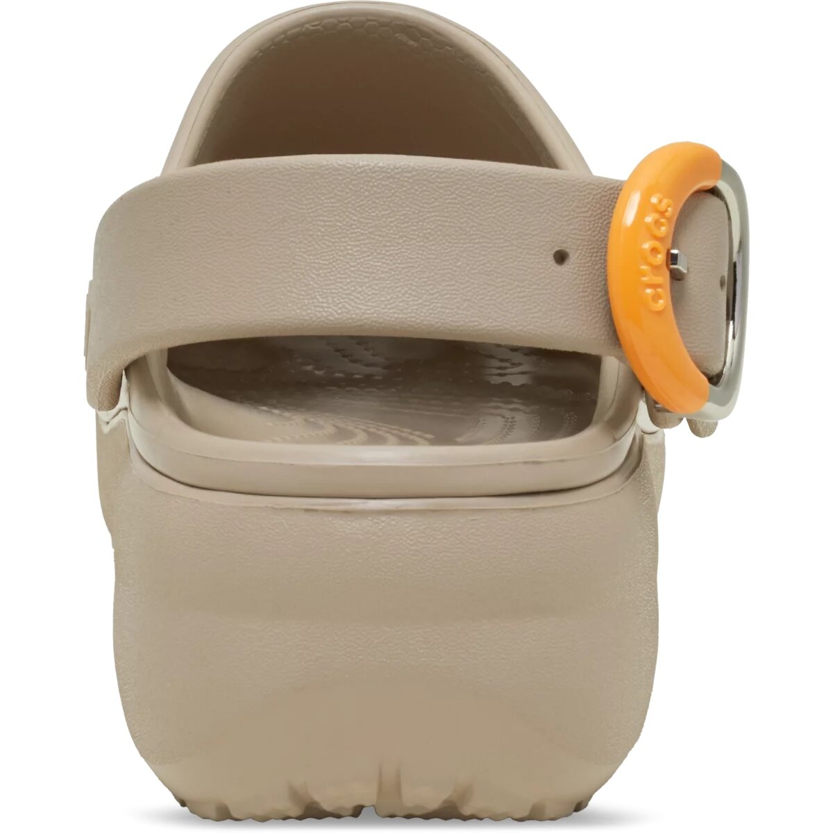 Beżowy but na platformie z paskiem i pomarańczową klamrą z napisem \'crocs\'.