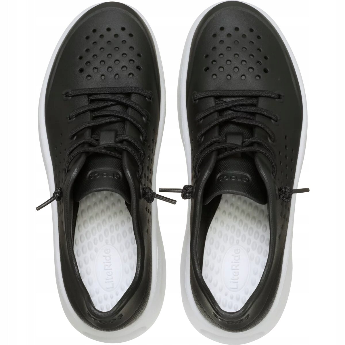Czarne buty sportowe z perforowaną cholewką i białą podeszwą, z widocznym napisem \'LiteRide\' na wkładce. Na języku butów znajduje się logo \'Crocs\'.