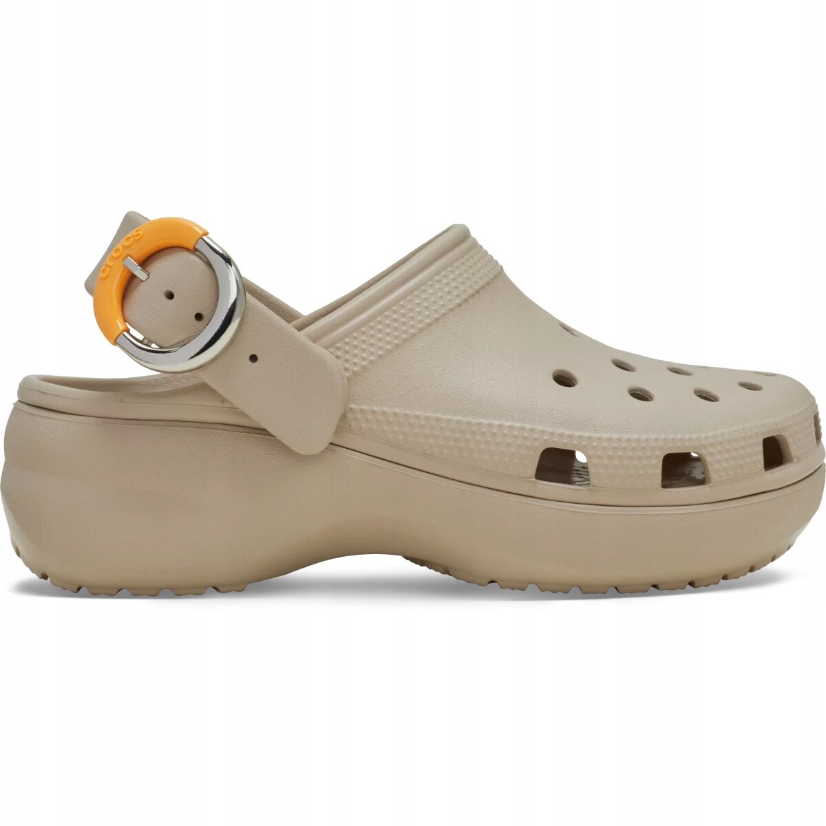 Beżowy but typu clog na platformie z otworami wentylacyjnymi i paskiem z klamrą. Na pasku widoczne jest logo \'Crocs\'.