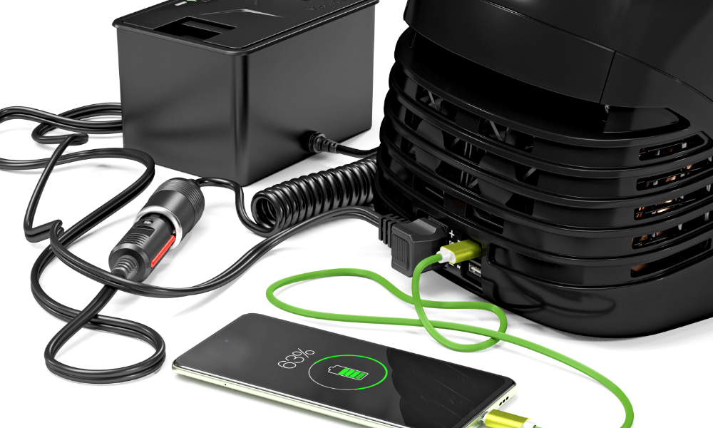 LODÓWKA YOLCO CX8 PRZENOŚNA KOMPRESOROWA Lodówka podłączona jest do zasilania oraz ładuje smartfon przez port USB-A, a na ekranie widoczny jest poziom naładowania baterii. Obok znajdują się przewód samochodowy i zasilacz zasilanie 12V 24V 230V baterie Yolco zabezpieczenie akumulatora ochrona przepięciowa