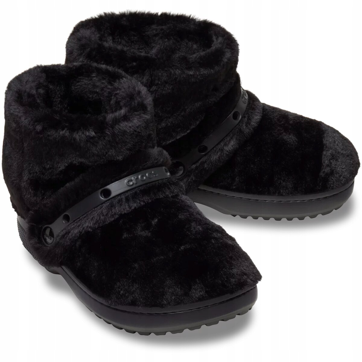 Czarne, ocieplane botki z futrzanym wykończeniem i gumową podeszwą. Na pasku widoczne jest logo \'Crocs\'.