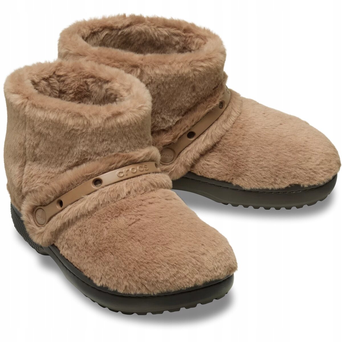 Para ocieplanych botków w kolorze brązowym z futrzanym wykończeniem i paskiem z napisem \'crocs\'. Podeszwa jest ciemna i ma wyraźny bieżnik.