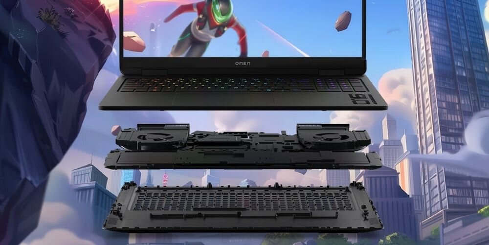 Obraz przedstawia laptop z widocznym ekranem, na którym jest postać w hełmie w dynamicznej pozie. Pod laptopem pokazane są jego wewnętrzne komponenty, takie jak wentylatory i klawiatura.