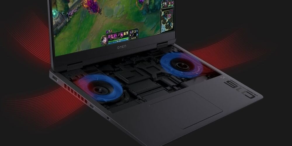 Laptop z otwartą pokrywą, na ekranie widoczna jest gra komputerowa. Wnętrze laptopa pokazuje dwa wentylatory z niebieskim i czerwonym podświetleniem.