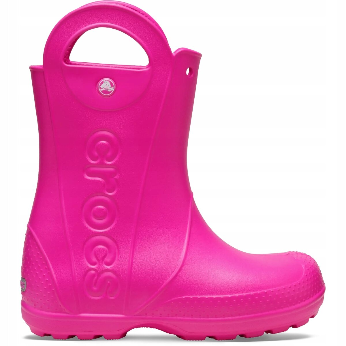 Różowy kalosz dziecięcy z uchwytem na górze i wytłoczonym napisem \'crocs\' na boku. Na górze widoczne jest okrągłe logo producenta.
