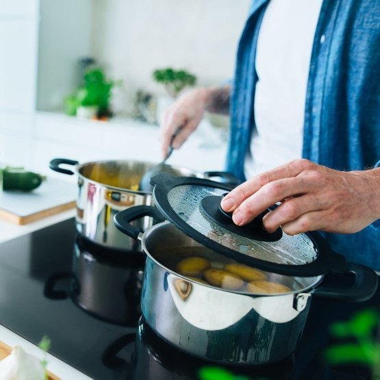 Garnek FISKARS Functional Form 22 cm