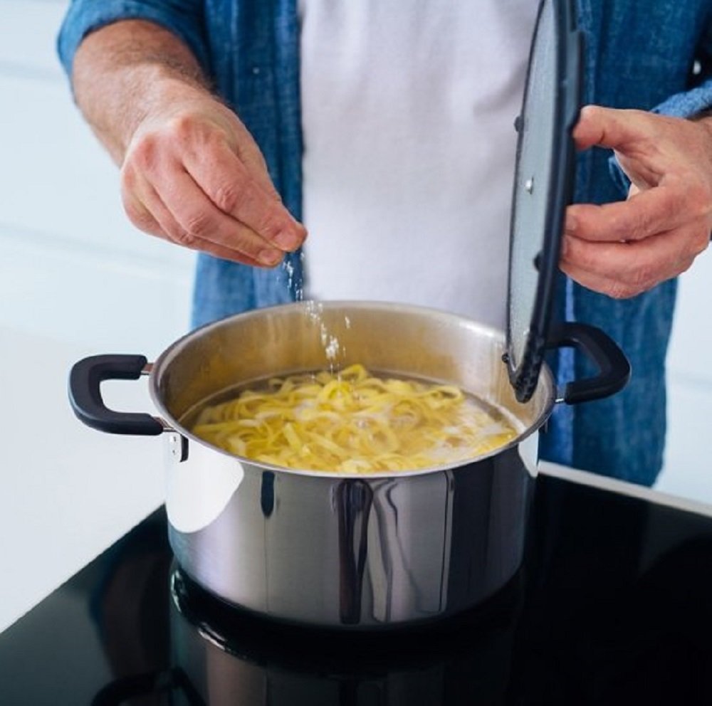 Garnek FISKARS Functional Form 24 cm lifestyle