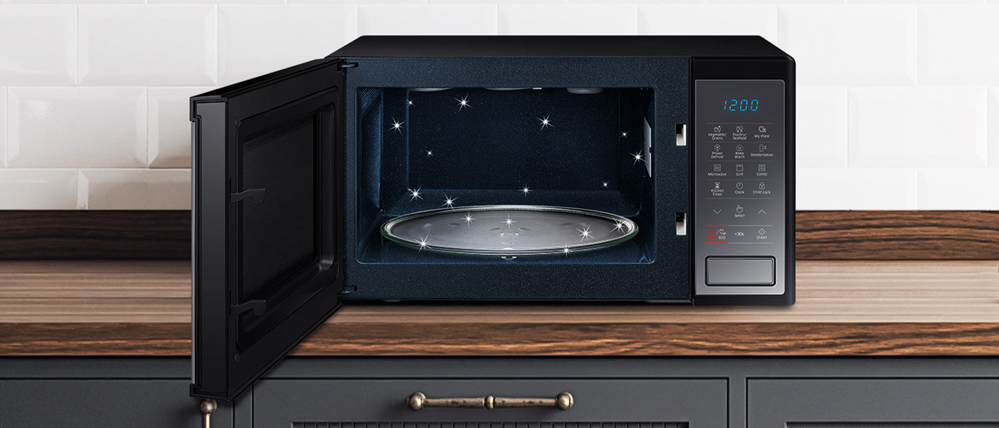 Na zdjęciu otwarta kuchenka mikrofalowa Samsung MG23J5133AM z widoczną powłoką Ceramic Inside™