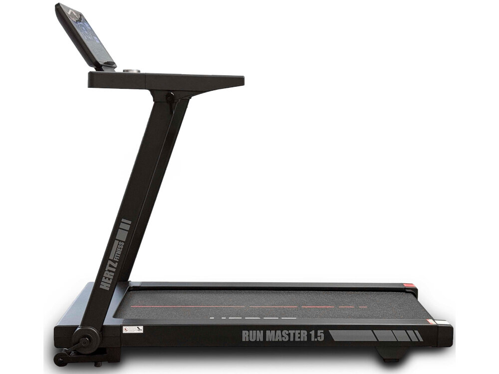 Na obrazie widoczna jest bieżnia elektryczna z napisem \'HERTZ FITNESS\' na ramie oraz \'RUN MASTER 1.5\' na podstawie. Bieżnia ma ciemny kolor z czerwonymi i szarymi akcentami.