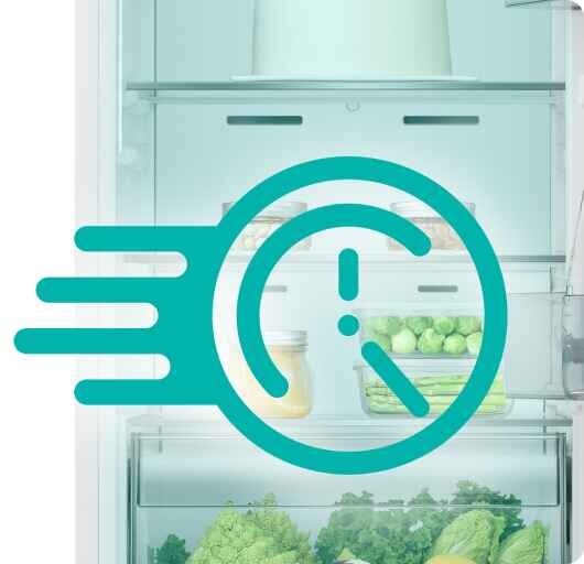 Wnętrze lodówki z widocznymi półkami i przechowywanymi produktami spożywczymi, nałożona grafika przedstawiająca zegar z liniami sugerującymi szybkość.