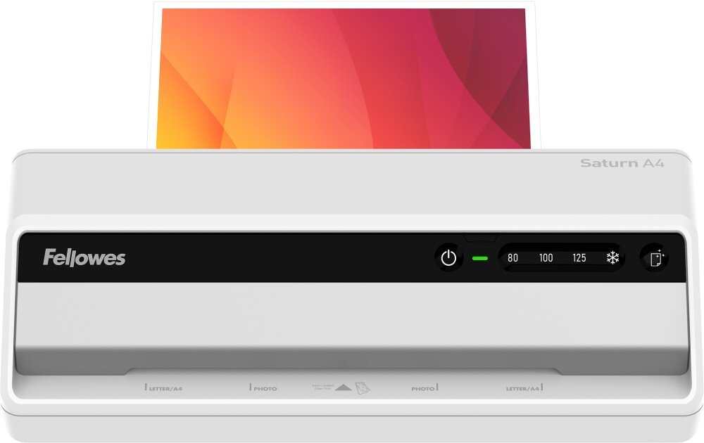 Laminator FELLOWES Saturn 3i A4 Urządzenie laminujące z włożoną kartką z kolorowym gradientem w odcieniach czerwieni, pomarańczu i żółci. Panel przedni zawiera przyciski sterujące oraz oznaczenia temperatury, opis