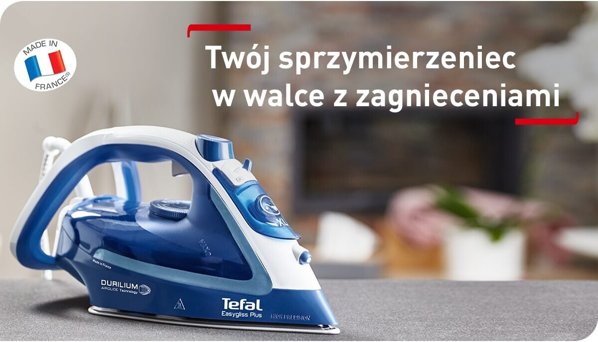 Na obrazie znajduje się żelazko w kolorze niebieskim z białymi elementami, z widocznym logo \'Tefal Easygliss Plus\'. Obok żelazka znajduje się tekst: \'Twój sprzymierzeniec w walce z zagnieceniami\'.