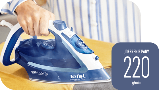 Osoba prasuje żółty materiał żelazkiem Tefal Easygliss Plus. Obok widoczny jest napis \'UDERZENIE PARY 220 g/min\'.