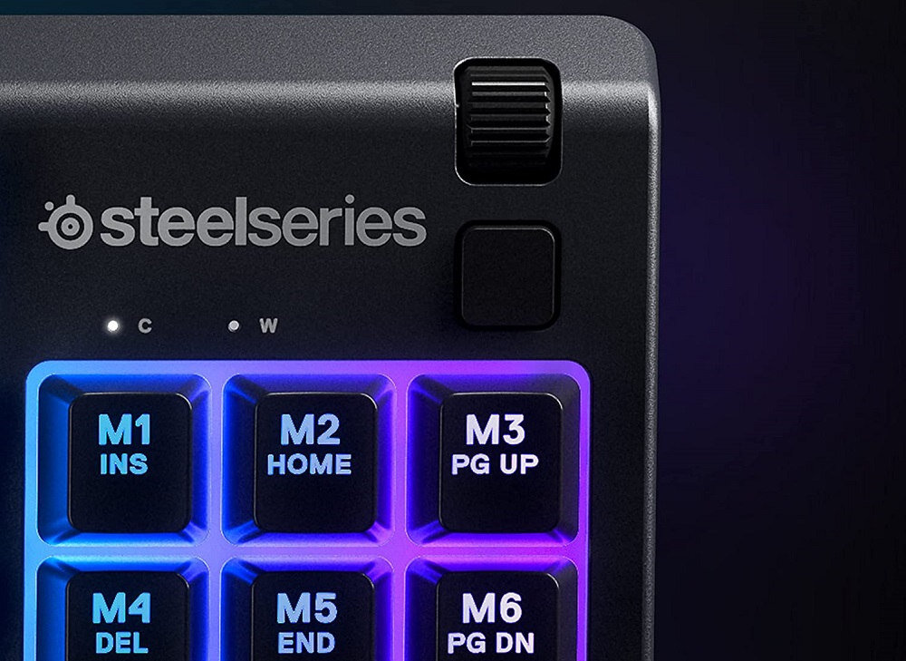Fragment klawiatury z podświetlanymi klawiszami M1 do M6 oraz logo \'steelseries\'.
