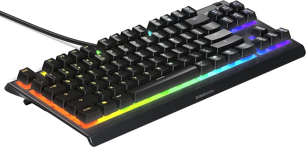 Klawiatura z podświetleniem RGB, widoczne logo \'steelseries\' na dolnej części obudowy. Klawisze mają standardowy układ, a obudowa jest czarna.