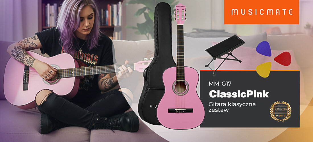 Osoba siedzi na kanapie i gra na różowej gitarze klasycznej. Obok widoczny jest zestaw z różową gitarą, pokrowcem, podnóżkiem i trzema kostkami, a w prawym górnym rogu znajduje się logo MUSICMATE.