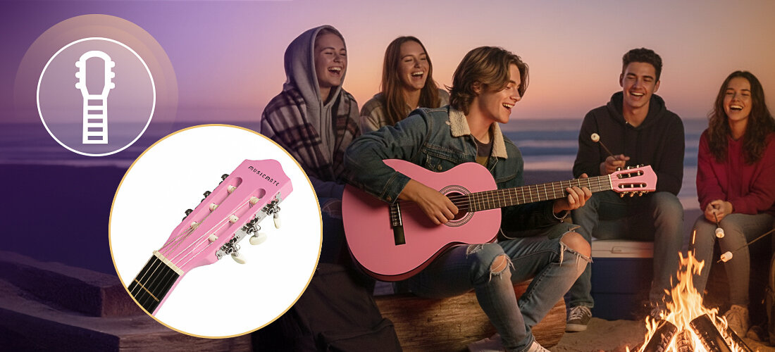 Grupa młodych ludzi siedzi przy ognisku, a jedna osoba gra na różowej gitarze klasycznej. W lewym górnym rogu widoczny jest zbliżony obraz główki gitary z napisem \'musicmate\'.