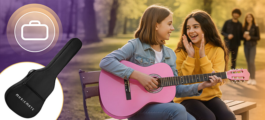 Dwie osoby siedzą na ławce w parku, jedna z nich trzyma różową gitarę klasyczną. Obok widoczny jest czarny pokrowiec z napisem \'musicmate\'.