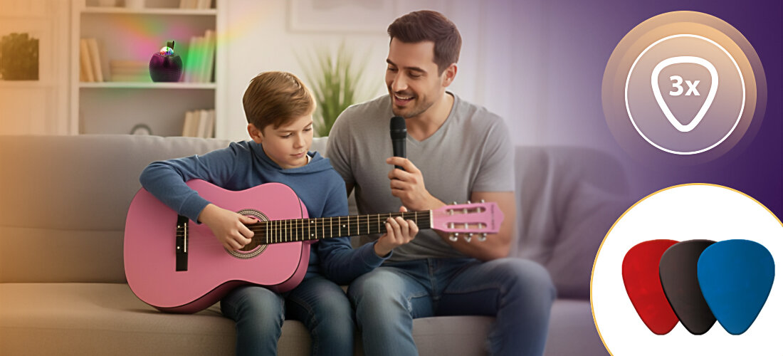 Chłopiec gra na różowej gitarze klasycznej, a obok niego siedzi mężczyzna z mikrofonem. W prawym górnym rogu widoczne są trzy kostki gitarowe w kolorach czerwonym, czarnym i niebieskim oraz symbol \'3x\'.