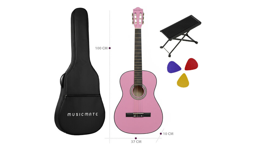 Na obrazie znajduje się różowa gitara klasyczna, czarny pokrowiec z napisem \'MUSICMATE\', czarny podnóżek oraz trzy kolorowe kostki gitarowe. Wymiary gitary to 100 cm wysokości, 37 cm szerokości i 10 cm głębokości.
