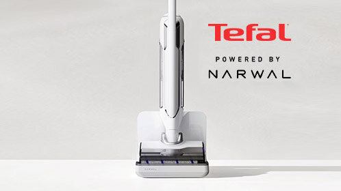 Na obrazie widoczny jest biały odkurzacz stojący na jasnej powierzchni. Obok znajduje się tekst: \'Tefal Powered by Narwal\'.