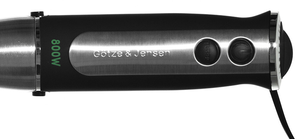 Czarny blender ręczny z metalowymi elementami, na którym widnieje napis \'Götze & Jensen\' oraz oznaczenie \'800W\'.