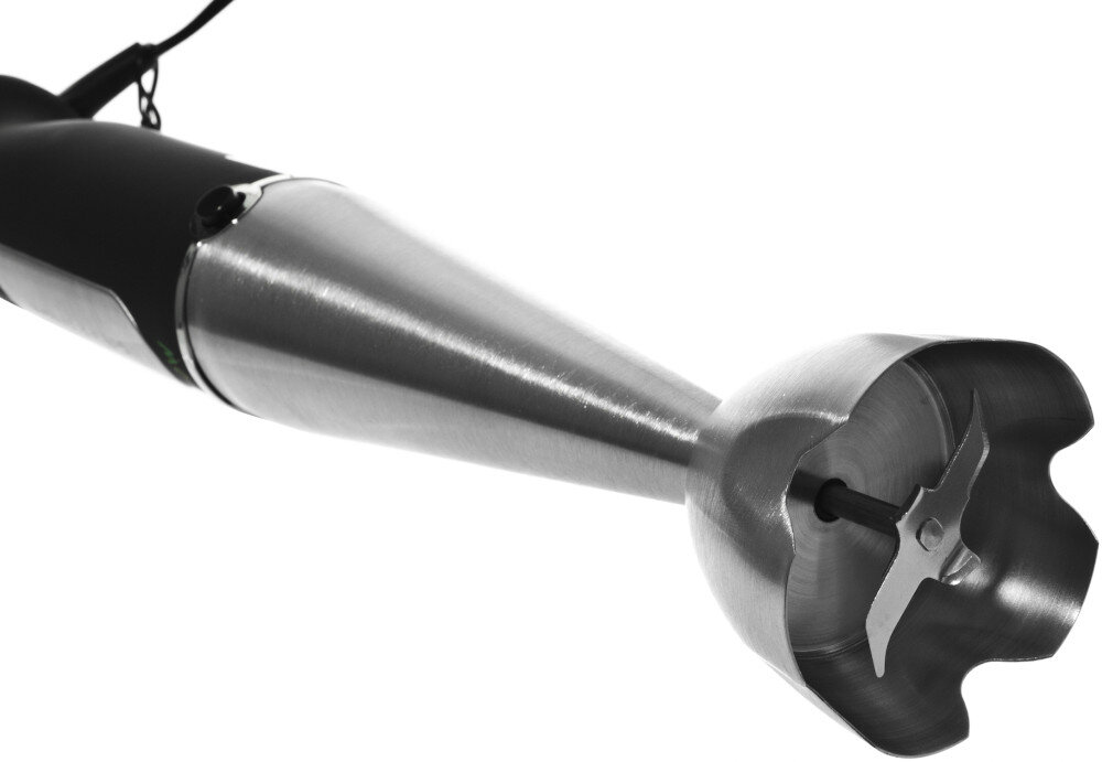 Na zdjęciu widoczny jest metalowy blender ręczny z ostrzem w kształcie litery S. Blender ma czarną rączkę i stalową końcówkę miksującą.