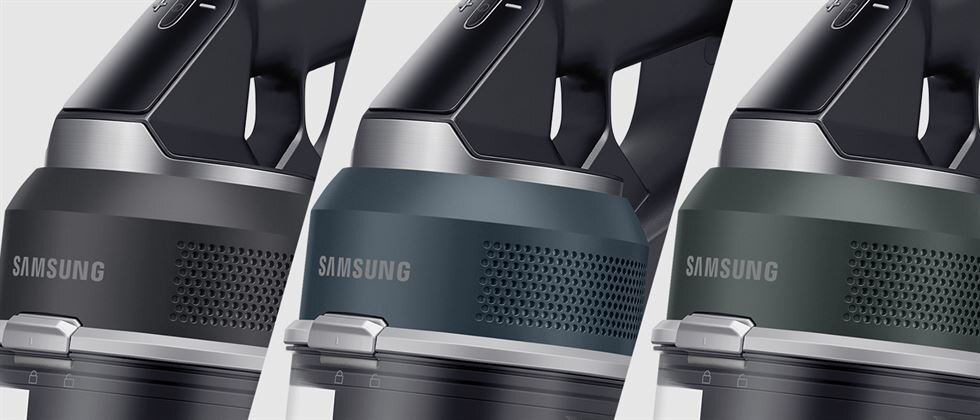 Trzy odkurzacze w różnych kolorach: czarnym, niebieskim i zielonym, z widocznym logo \'SAMSUNG\'. Każdy z nich ma podobną konstrukcję z metalicznymi i plastikowymi elementami.