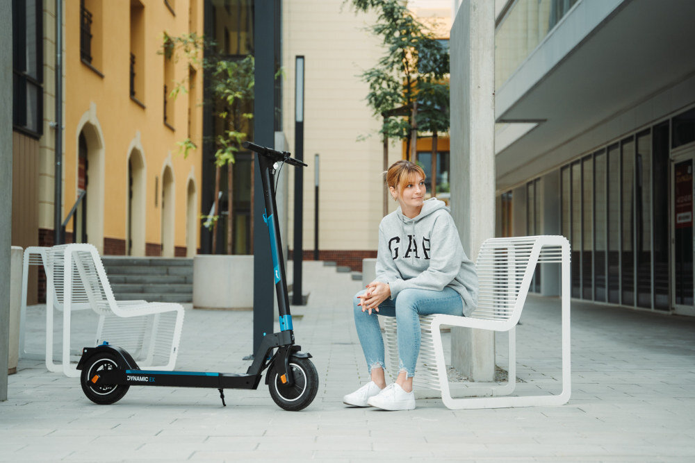 Na obrazie znajduje się czarna hulajnoga elektryczna FRUGAL Dynamic EX 32km 350W 10\