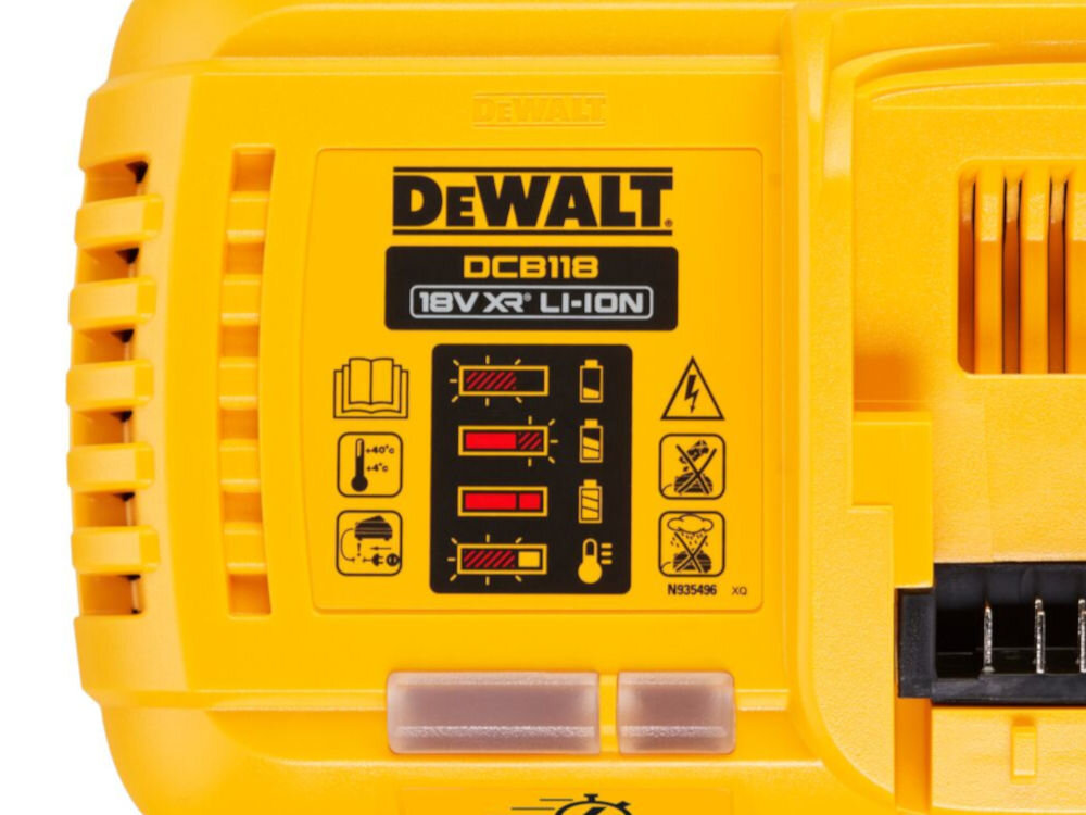 Ładowarka DEWALT DCB118-QW 18V 8A, płynne, FlexVolt, xr, intensywne, na białym tle zbliżenie na panel LED ładowania ładowarki
