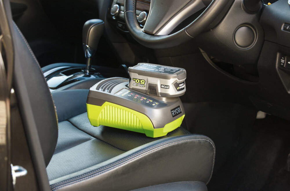 Ładowarka RYOBI RC18118C do serii RYOBI ONE+ może być podłączona do gniazda 12 V DC w samochodzie elektronika zabezpieczająca sygnalizuje dźwiękowo wyłącza ładowarkę