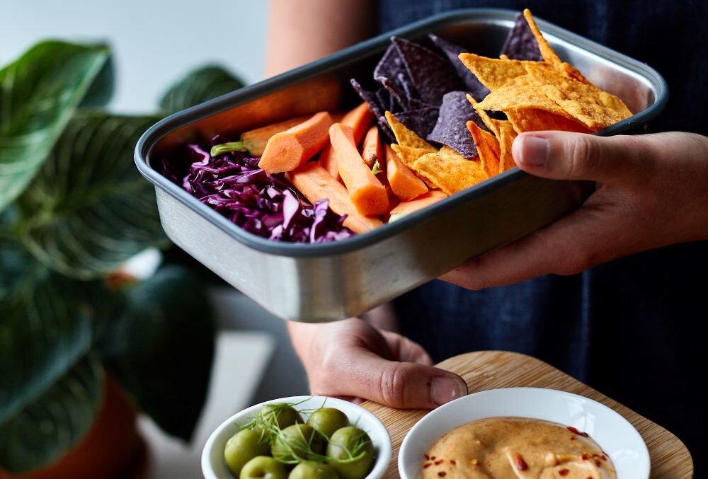 Lunch box BLACK+BLUM BAM-SB005 elegancki trwały pojemnik stal nierdzewna 18/8 bambusowa pokrywka funkcja deseczki do krojenia praktyczne rozwiązanie stylowy wygląd higieniczna hamowanie rozwoju bakterii ekologiczny surowiec przyjazna dla środowiska  