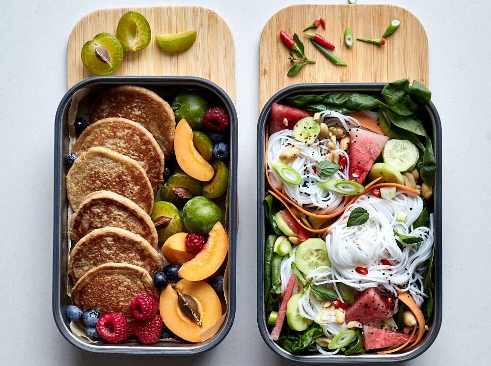 Lunch box BLACK+BLUM BAM-SB005 stylowy funkcjonalny dodatek dla kobiety dla mężczyzny elastyczna kolorowa opaska z silikonu wygoda podczas transportu pomysł na prezent zalecane mycie ręczne wszystkich elementów wycieranie do sucha lepszy wyglad deski przetarcie olejem jadalnym 