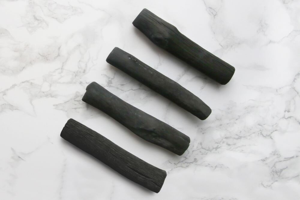 Wkład filtrujący BLACK+BLUM EGS004 (4 szt.) lepsza jakość wody pitnej 4 filtry węgiel biały przyciąga zanieczyszczenia porowata struktura poprawa smaku i PH gotowa do picia po godzinie działanie przez 6 miesięcy pierwsze 3 miesiące przy codziennym użytkowaniu można je odświeżyć