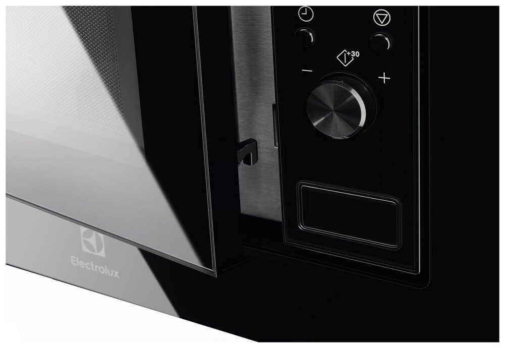 Zbliżenie na panel sterowania czarnej kuchenki mikrofalowej z pokrętłem i przyciskami. Widoczne jest logo Electrolux na drzwiach urządzenia.