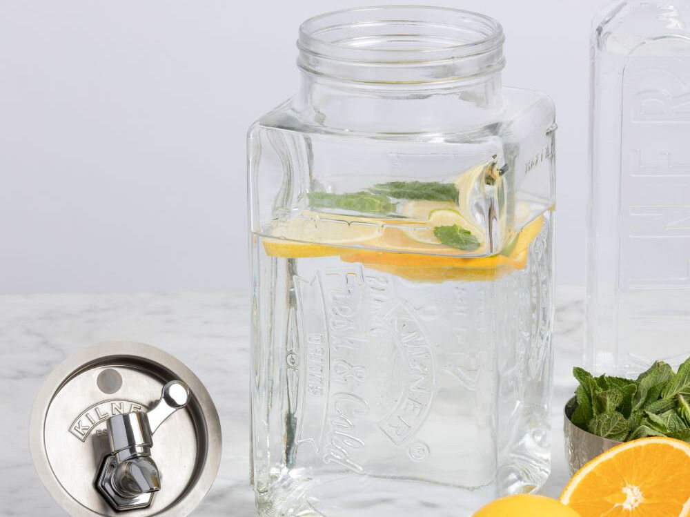 Pojemnik szklany KILNER 0025.001 3 L Przezroczysto-szary do serwowania róznorodnych napojów woda soki owocowe koktajle drinki szkło sodowo-wapniowe duża pojemność 3 litrów przeźroczyste ścianki ze skalą kontrola zawartosci prostokątny kształt pasuje do przestrzeni między półkami lodówki chłodne napoje