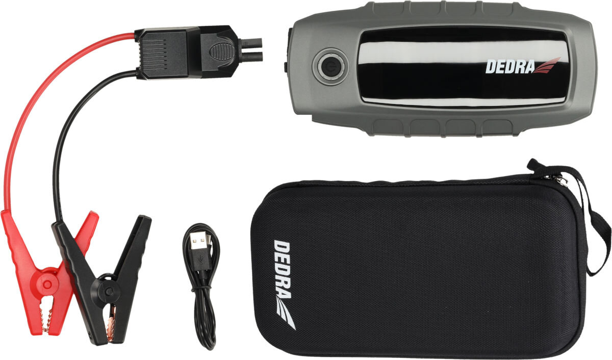 Na obrazie znajduje się szary powerbank z logo \'DEDRA\', przewody z zaciskami, kabel USB oraz czarne etui z napisem \'DEDRA\'.
